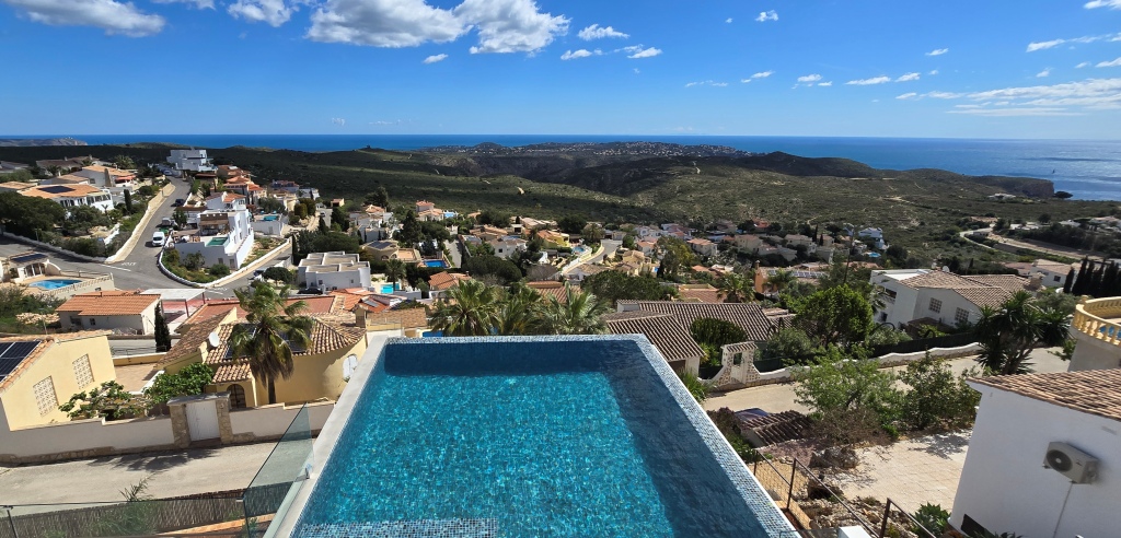 NEUE LUXUSVILLA ZUM VERKAUF mit herrlichem Blick auf das Meer und Ibiza