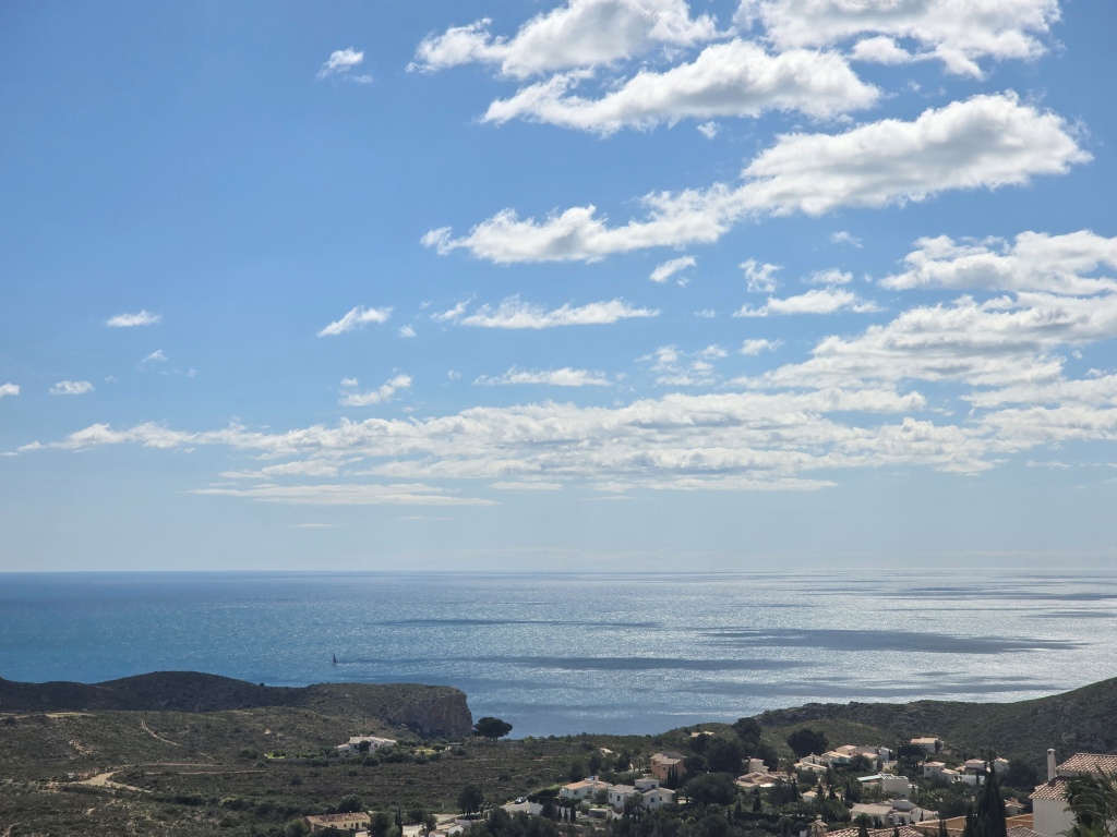 NEUE LUXUSVILLA ZUM VERKAUF mit herrlichem Blick auf das Meer und Ibiza