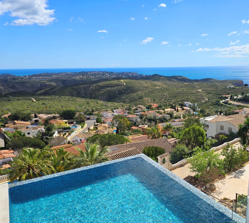 NEUE LUXUSVILLA ZUM VERKAUF mit herrlichem Blick auf das Meer und Ibiza