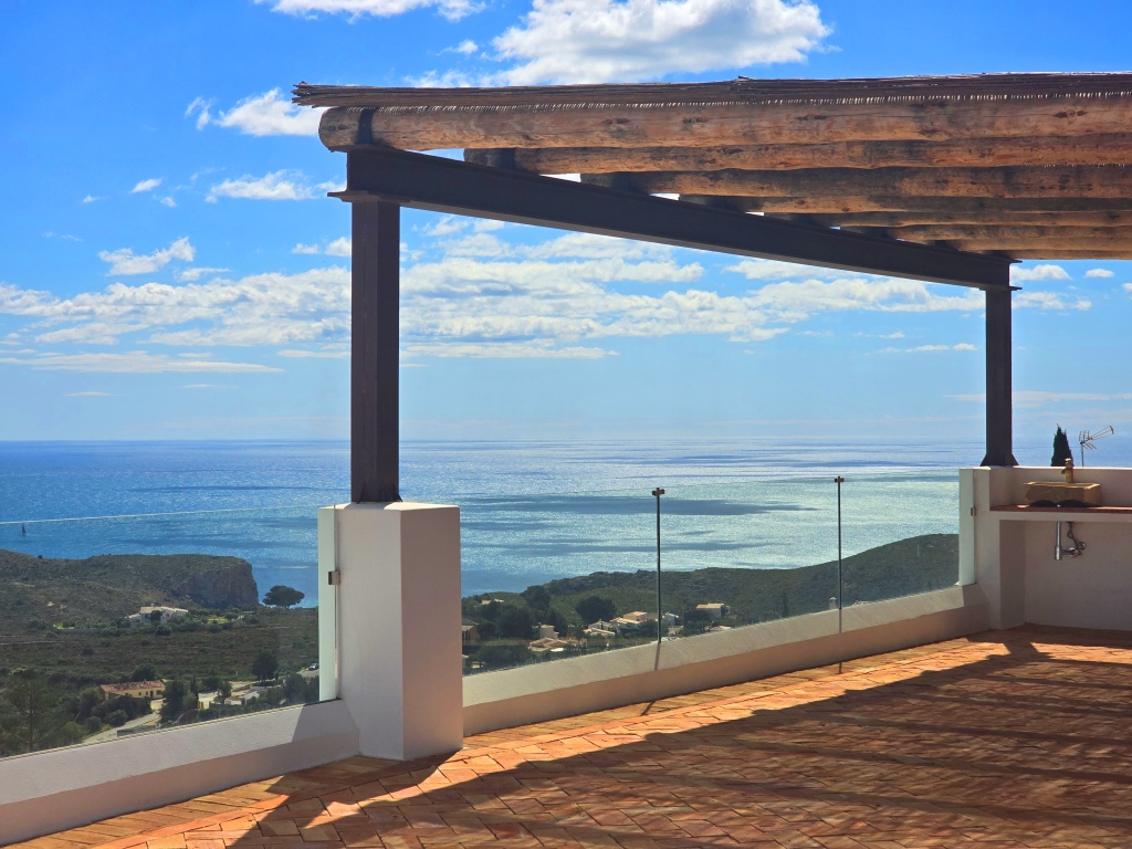 NEUE LUXUSVILLA ZUM VERKAUF mit herrlichem Blick auf das Meer und Ibiza