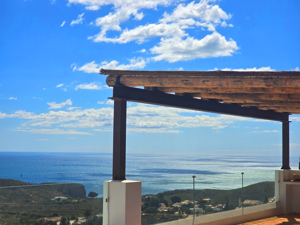 NEUE LUXUSVILLA ZUM VERKAUF mit herrlichem Blick auf das Meer und Ibiza