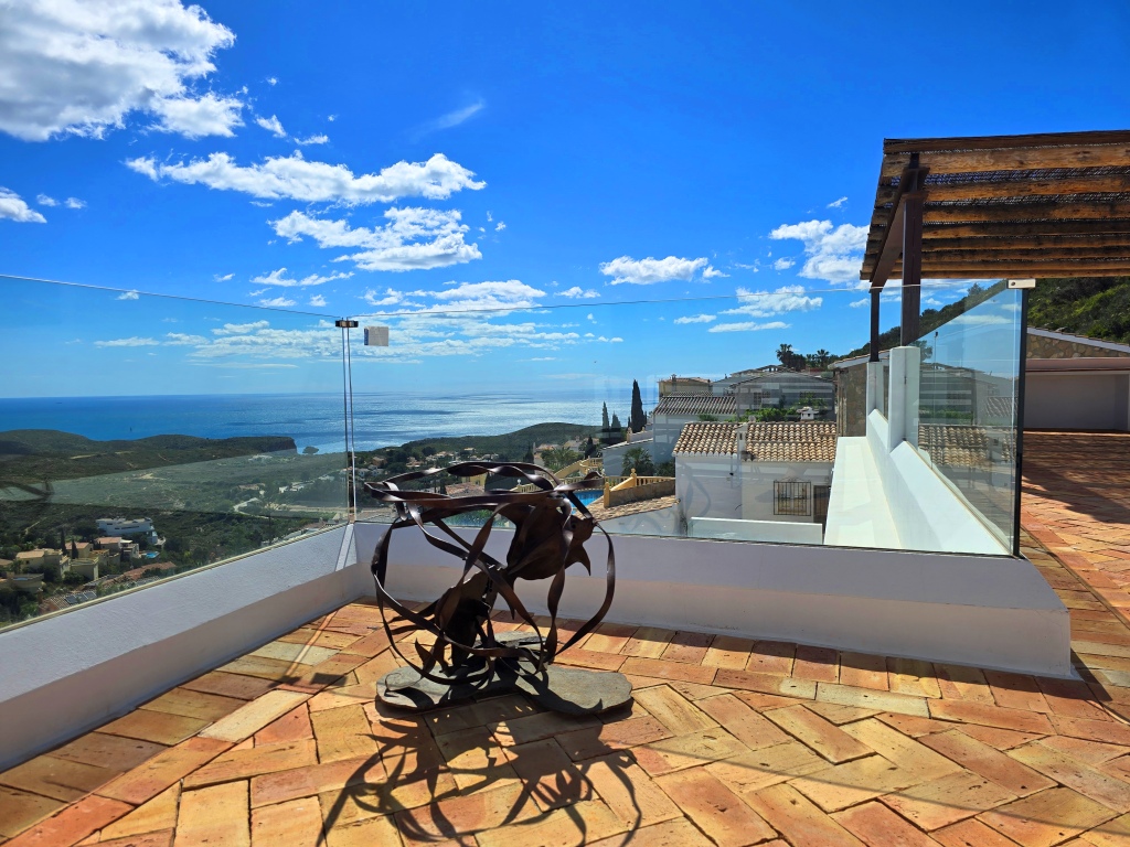 NEUE LUXUSVILLA ZUM VERKAUF mit herrlichem Blick auf das Meer und Ibiza