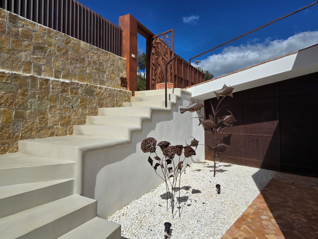 NEUE LUXUSVILLA ZUM VERKAUF mit herrlichem Blick auf das Meer und Ibiza
