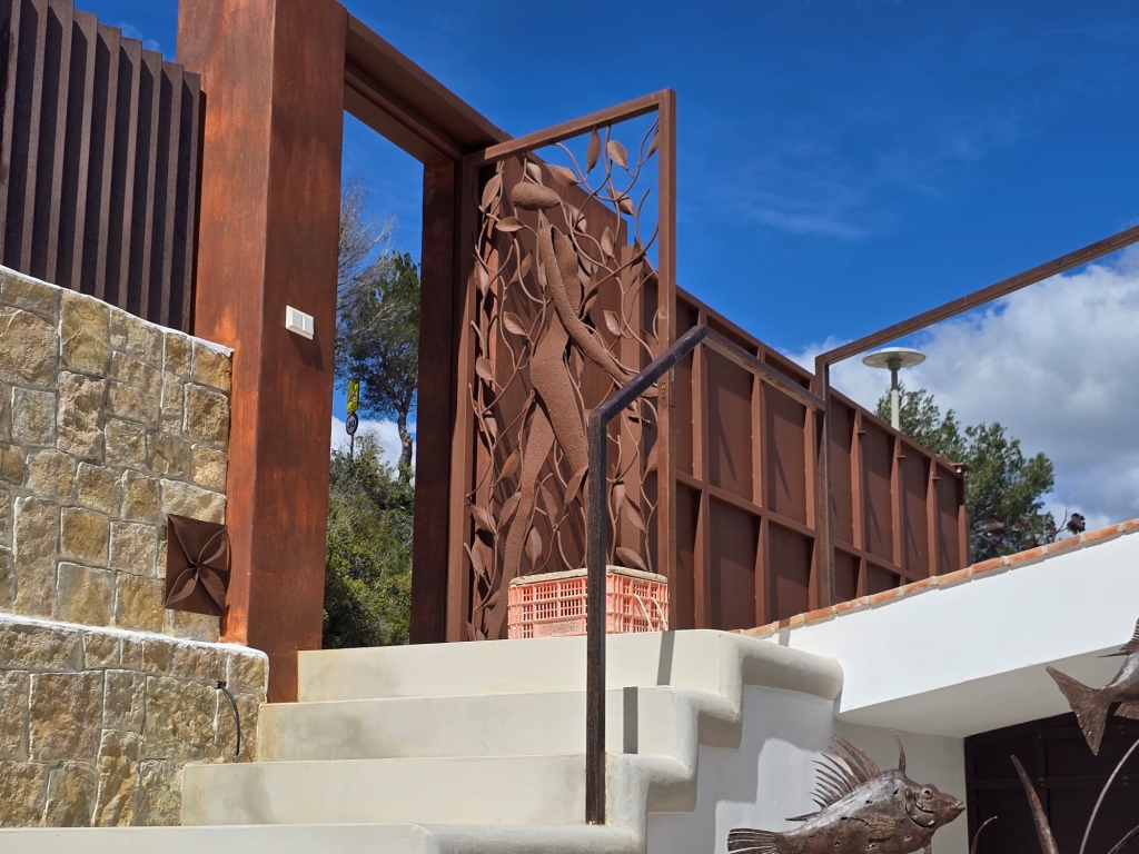 NEUE LUXUSVILLA ZUM VERKAUF mit herrlichem Blick auf das Meer und Ibiza