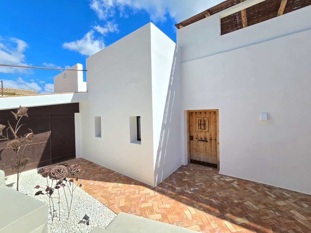 NEUE LUXUSVILLA ZUM VERKAUF mit herrlichem Blick auf das Meer und Ibiza