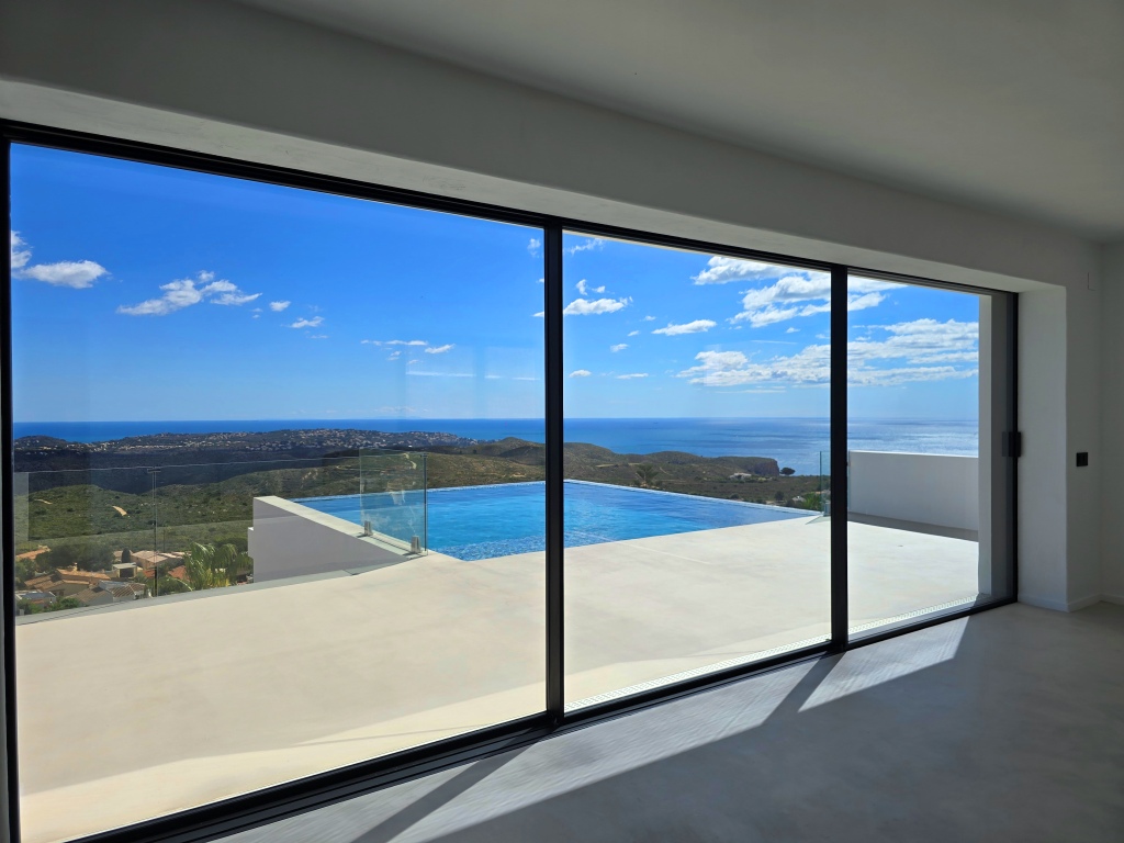 NEUE LUXUSVILLA ZUM VERKAUF mit herrlichem Blick auf das Meer und Ibiza
