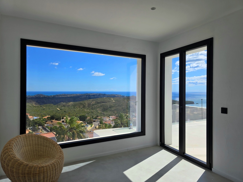 NEUE LUXUSVILLA ZUM VERKAUF mit herrlichem Blick auf das Meer und Ibiza
