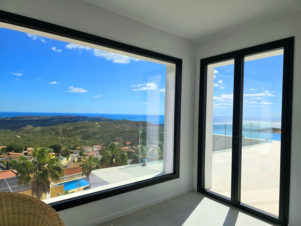 NEUE LUXUSVILLA ZUM VERKAUF mit herrlichem Blick auf das Meer und Ibiza