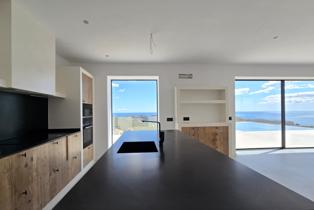 NEUE LUXUSVILLA ZUM VERKAUF mit herrlichem Blick auf das Meer und Ibiza
