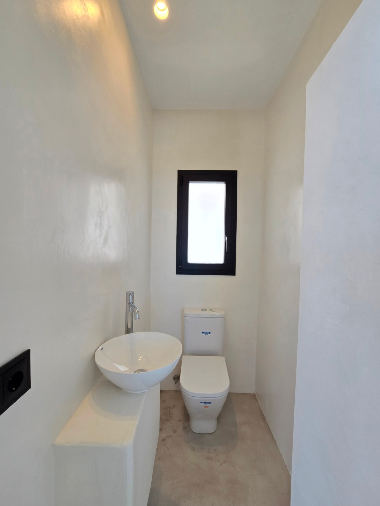 NEUE LUXUSVILLA ZUM VERKAUF mit herrlichem Blick auf das Meer und Ibiza
