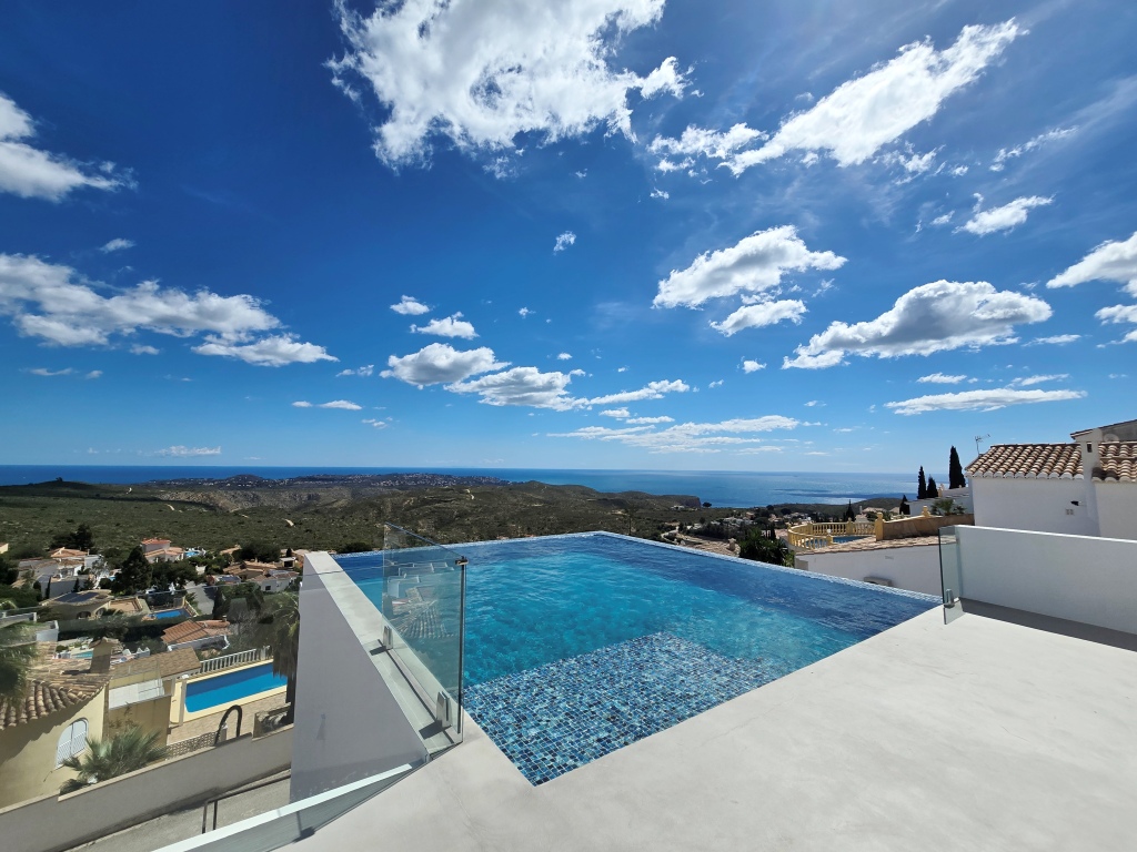 NEUE LUXUSVILLA ZUM VERKAUF mit herrlichem Blick auf das Meer und Ibiza