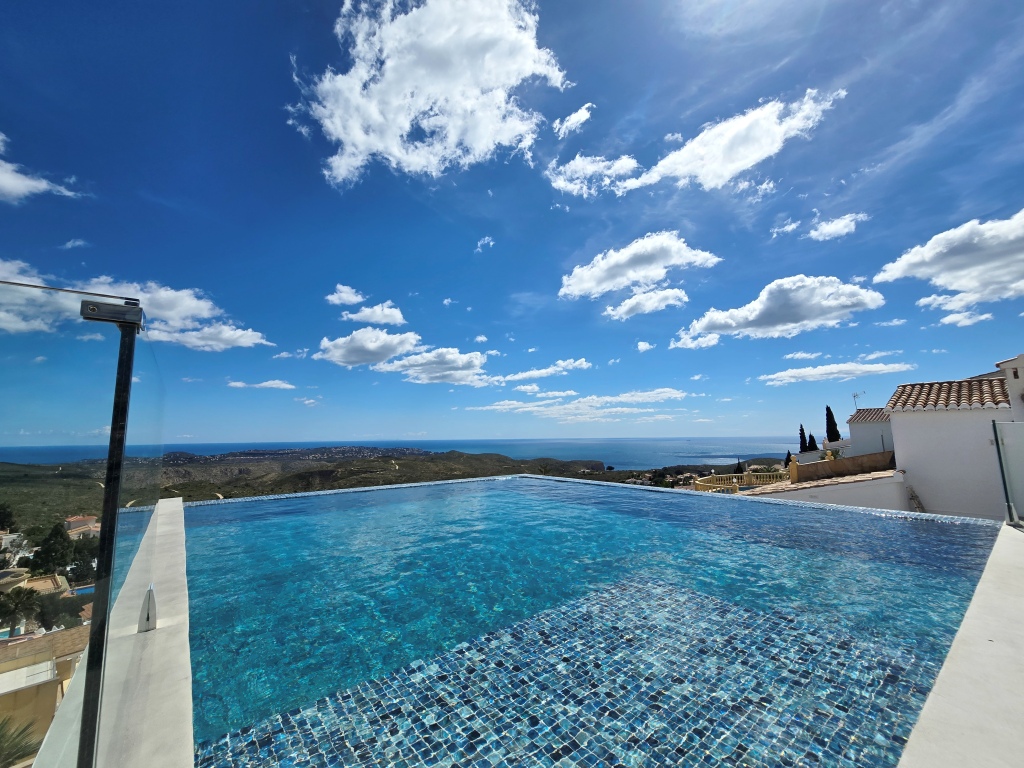 NEUE LUXUSVILLA ZUM VERKAUF mit herrlichem Blick auf das Meer und Ibiza