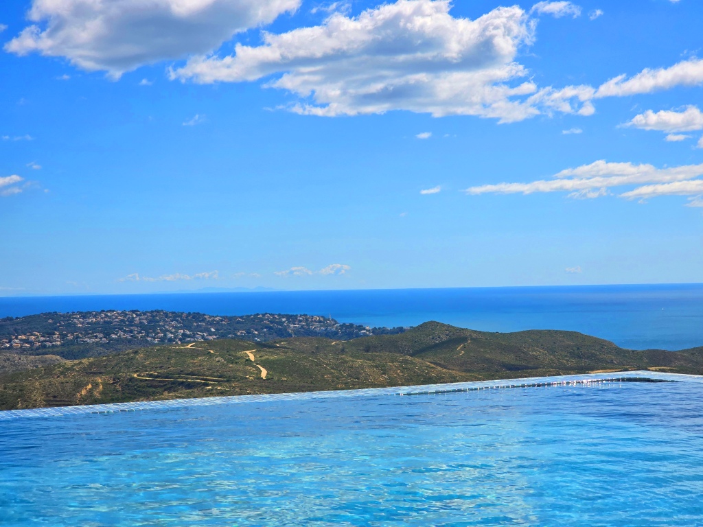 NEUE LUXUSVILLA ZUM VERKAUF mit herrlichem Blick auf das Meer und Ibiza