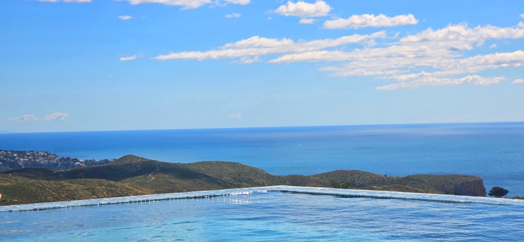 NEUE LUXUSVILLA ZUM VERKAUF mit herrlichem Blick auf das Meer und Ibiza
