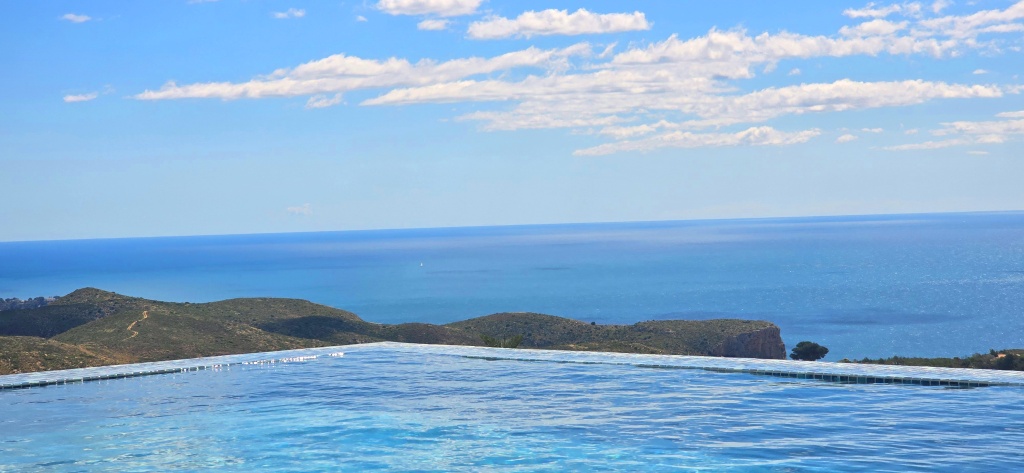 NEUE LUXUSVILLA ZUM VERKAUF mit herrlichem Blick auf das Meer und Ibiza