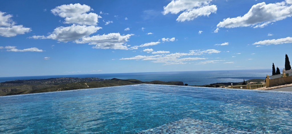 NEUE LUXUSVILLA ZUM VERKAUF mit herrlichem Blick auf das Meer und Ibiza