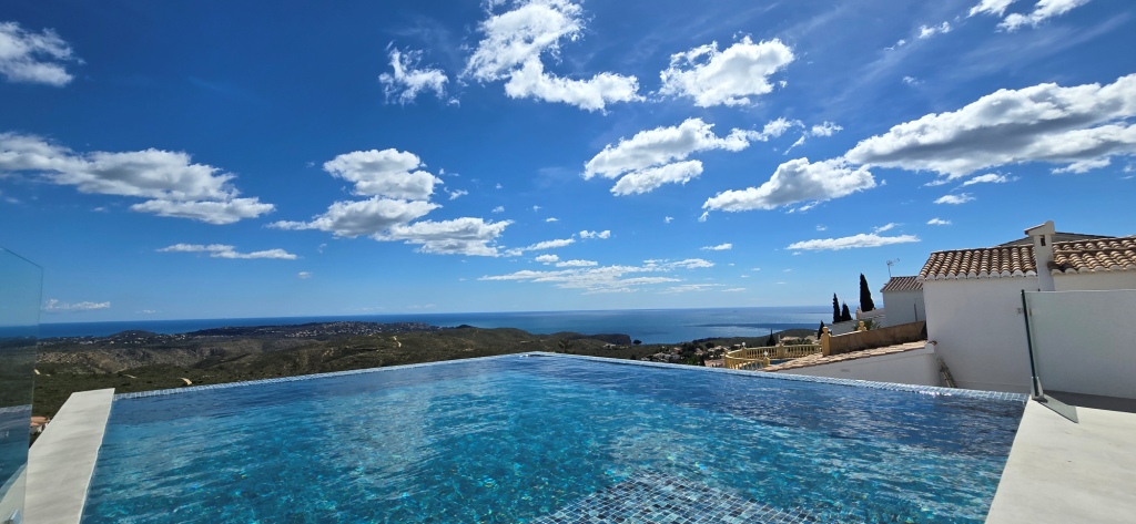 NEUE LUXUSVILLA ZUM VERKAUF mit herrlichem Blick auf das Meer und Ibiza