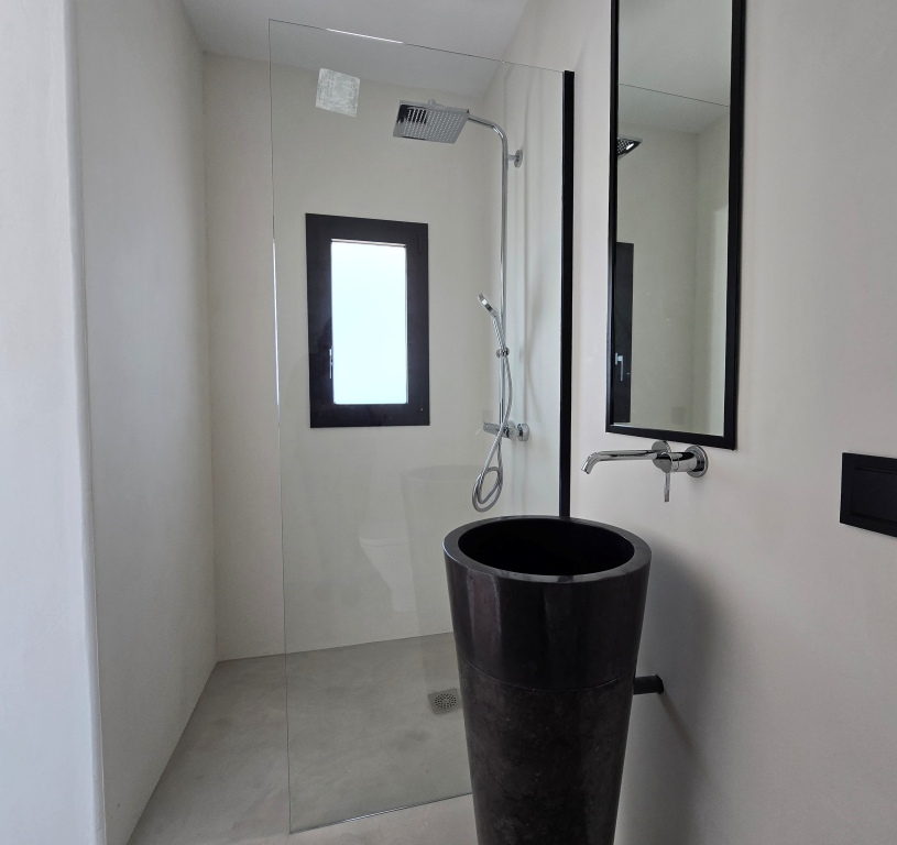 NEUE LUXUSVILLA ZUM VERKAUF mit herrlichem Blick auf das Meer und Ibiza