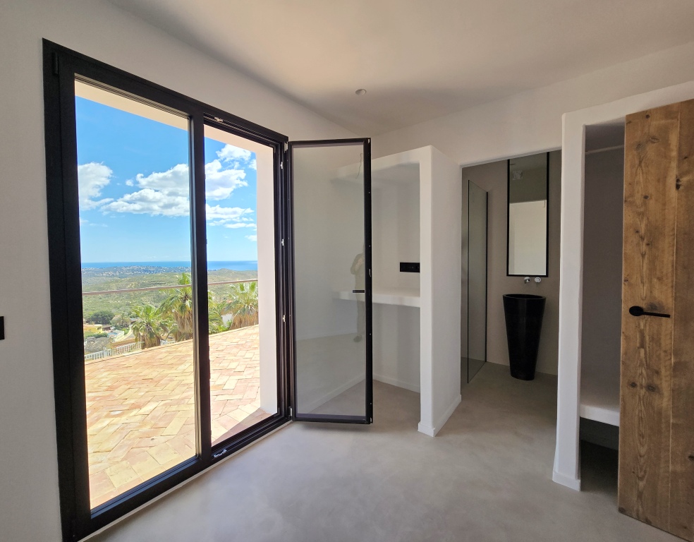 NEUE LUXUSVILLA ZUM VERKAUF mit herrlichem Blick auf das Meer und Ibiza