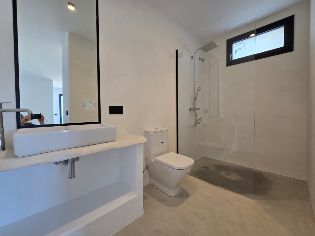 NEUE LUXUSVILLA ZUM VERKAUF mit herrlichem Blick auf das Meer und Ibiza