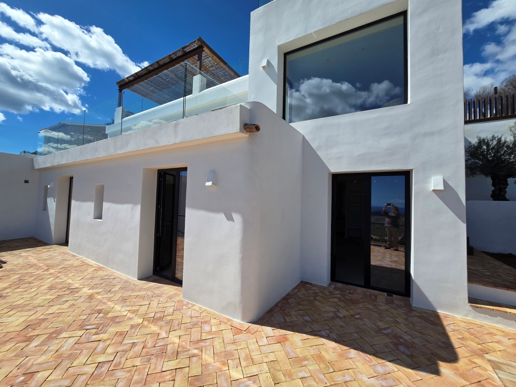 NEUE LUXUSVILLA ZUM VERKAUF mit herrlichem Blick auf das Meer und Ibiza