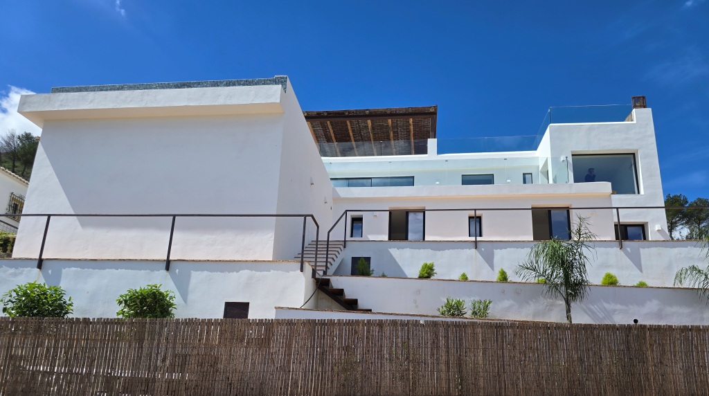 NEUE LUXUSVILLA ZUM VERKAUF mit herrlichem Blick auf das Meer und Ibiza