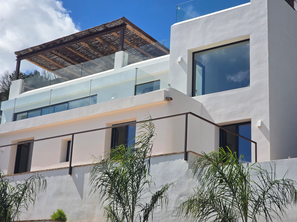 NEUE LUXUSVILLA ZUM VERKAUF mit herrlichem Blick auf das Meer und Ibiza