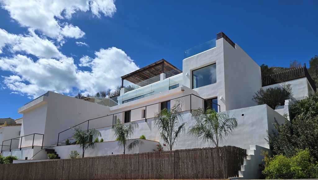NEUE LUXUSVILLA ZUM VERKAUF mit herrlichem Blick auf das Meer und Ibiza