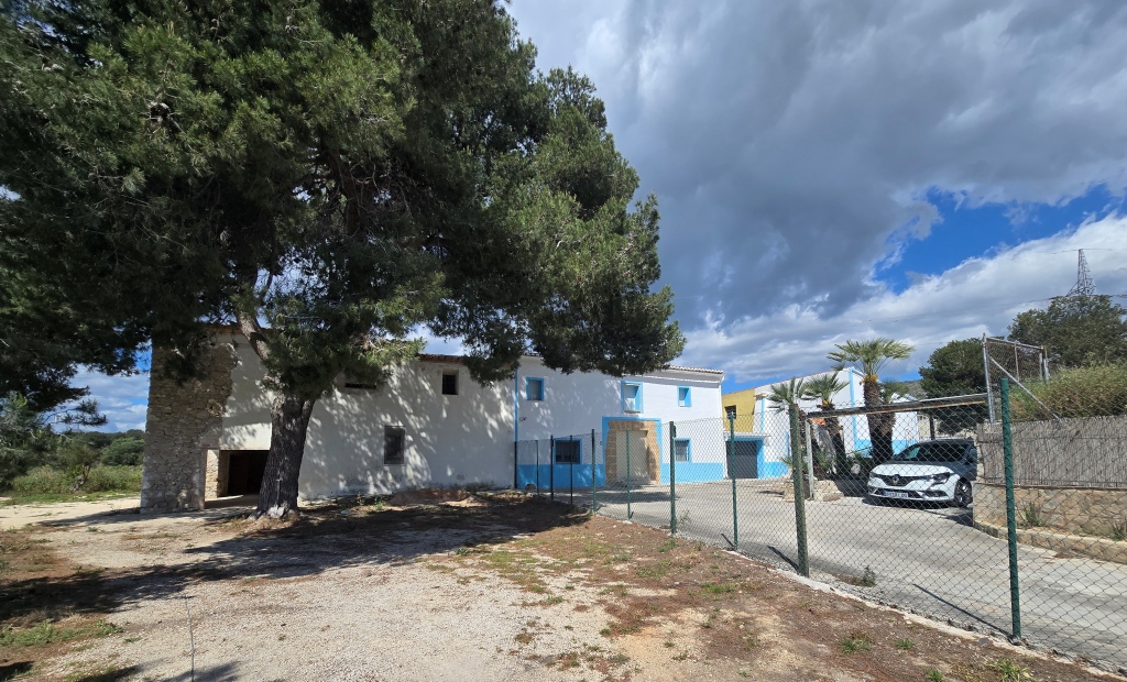 SE VENDE ESPACIOSA FINCA RUSTICA CON AMPLIO TERRENO cerca de todos los comunicaciones