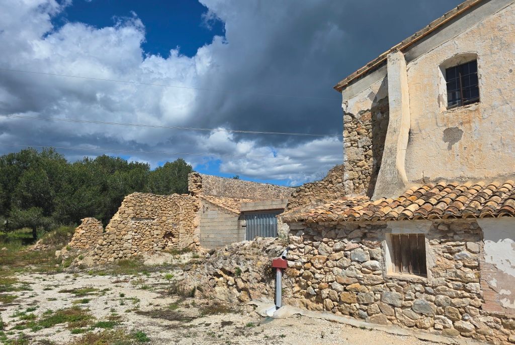 SE VENDE ESPACIOSA FINCA RUSTICA CON AMPLIO TERRENO cerca de todos los comunicaciones