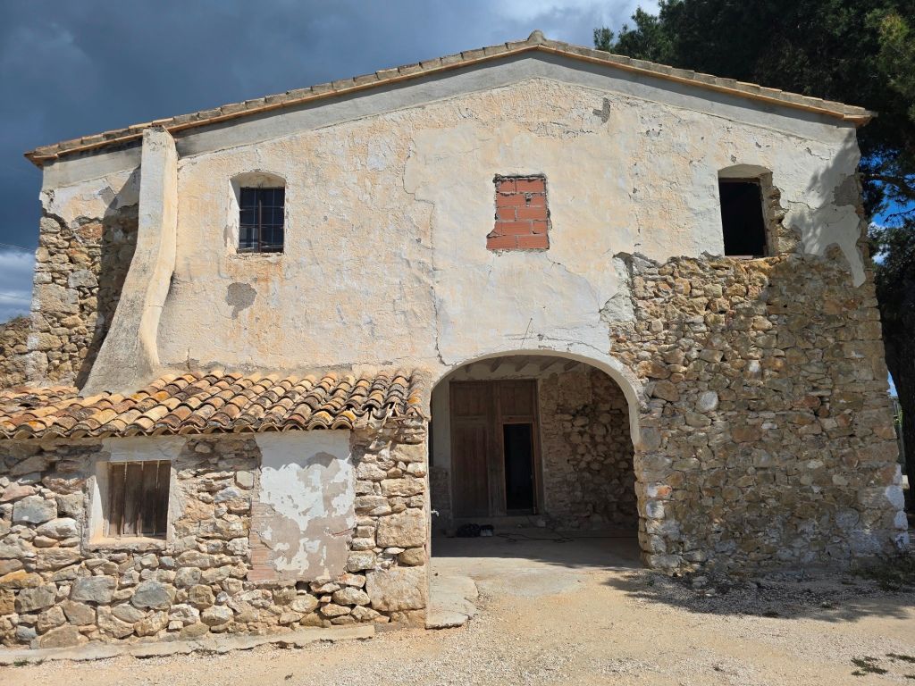 SE VENDE ESPACIOSA FINCA RUSTICA CON AMPLIO TERRENO cerca de todos los comunicaciones