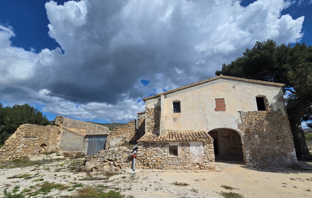SE VENDE ESPACIOSA FINCA RUSTICA CON AMPLIO TERRENO cerca de todos los comunicaciones