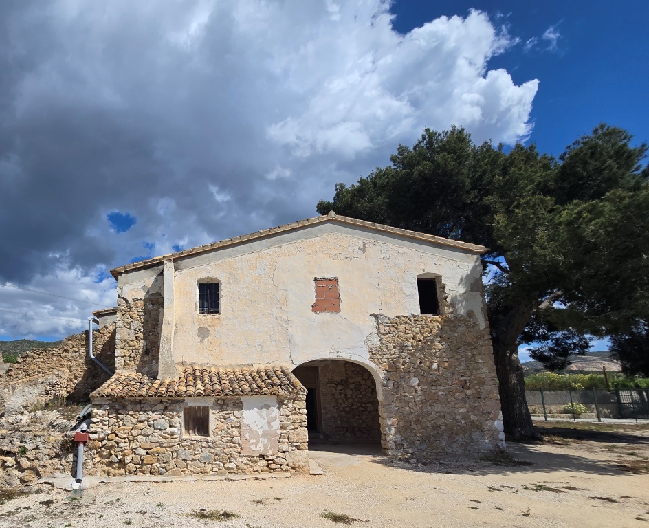 SE VENDE ESPACIOSA FINCA RUSTICA CON AMPLIO TERRENO cerca de todos los comunicaciones