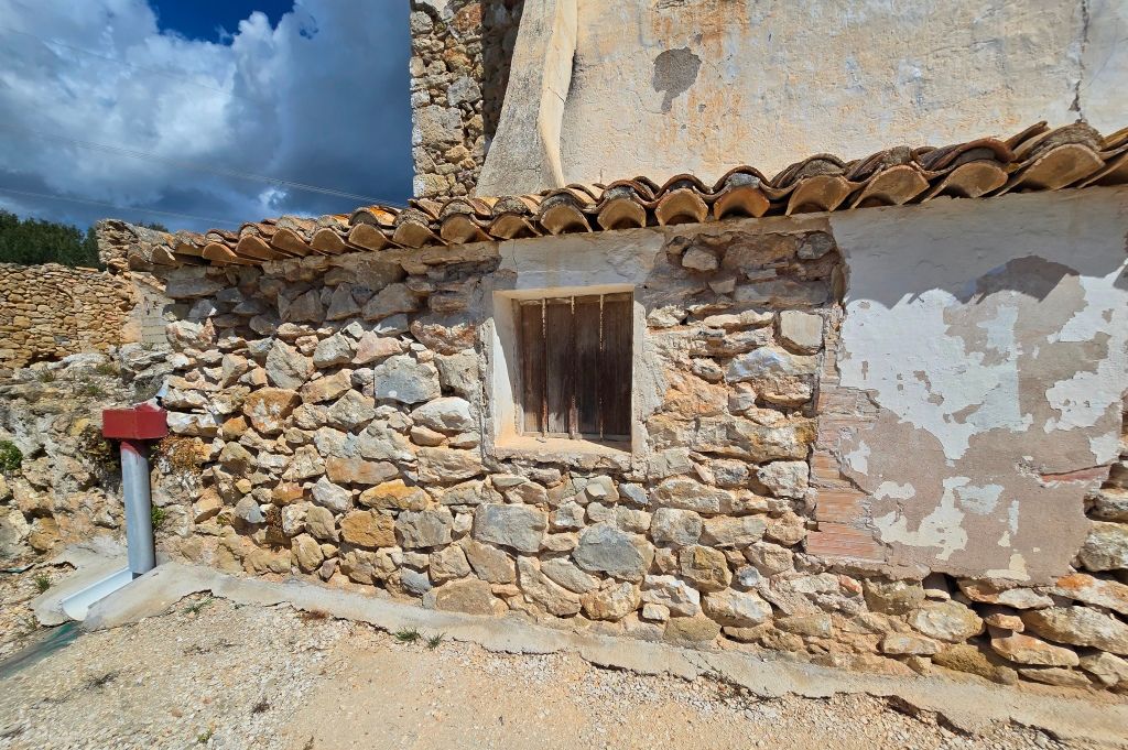 SE VENDE ESPACIOSA FINCA RUSTICA CON AMPLIO TERRENO cerca de todos los comunicaciones