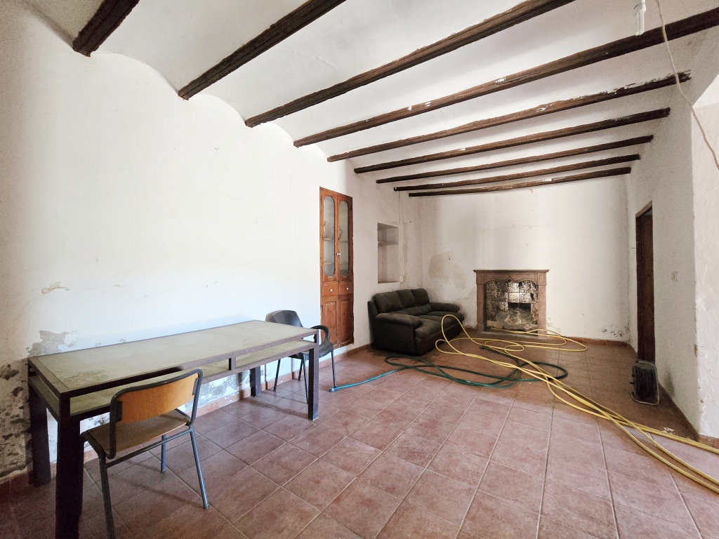 SE VENDE ESPACIOSA FINCA RUSTICA CON AMPLIO TERRENO cerca de todos los comunicaciones