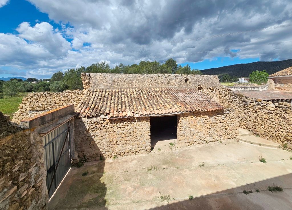 SE VENDE ESPACIOSA FINCA RUSTICA CON AMPLIO TERRENO cerca de todos los comunicaciones
