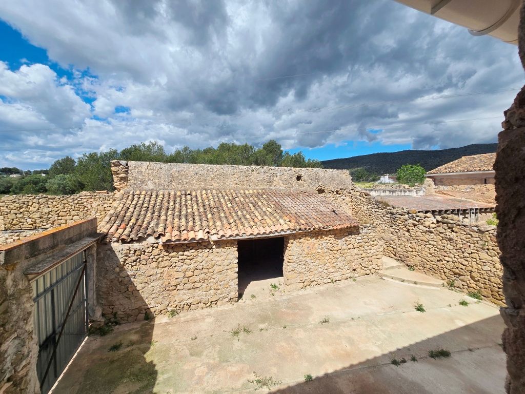 SE VENDE ESPACIOSA FINCA RUSTICA CON AMPLIO TERRENO cerca de todos los comunicaciones