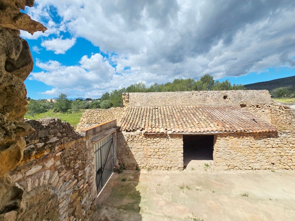 SE VENDE ESPACIOSA FINCA RUSTICA CON AMPLIO TERRENO cerca de todos los comunicaciones