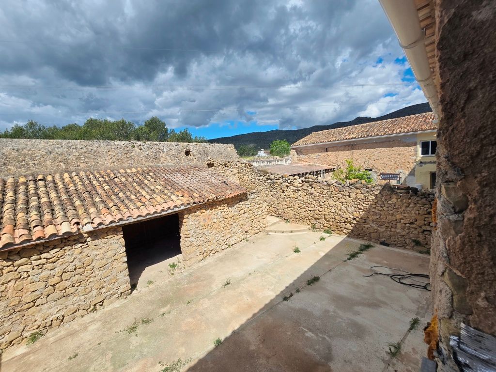 SE VENDE ESPACIOSA FINCA RUSTICA CON AMPLIO TERRENO cerca de todos los comunicaciones