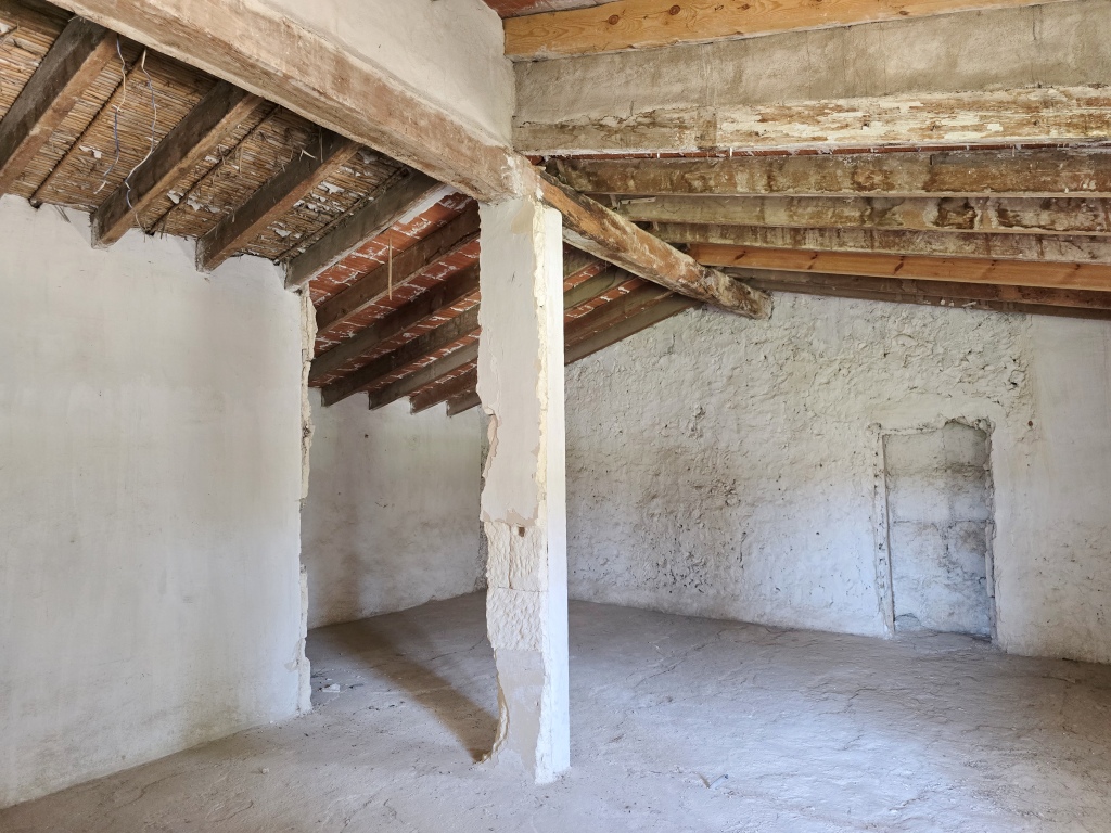 SE VENDE ESPACIOSA FINCA RUSTICA CON AMPLIO TERRENO cerca de todos los comunicaciones