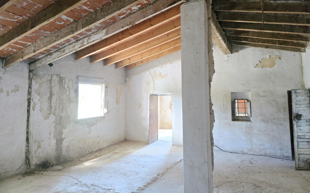SE VENDE ESPACIOSA FINCA RUSTICA CON AMPLIO TERRENO cerca de todos los comunicaciones