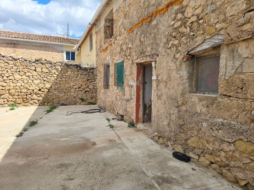 SE VENDE ESPACIOSA FINCA RUSTICA CON AMPLIO TERRENO cerca de todos los comunicaciones