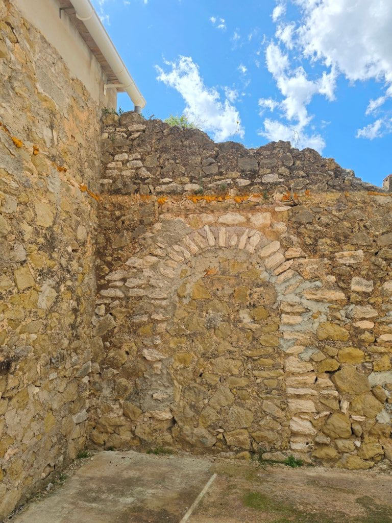 SE VENDE ESPACIOSA FINCA RUSTICA CON AMPLIO TERRENO cerca de todos los comunicaciones