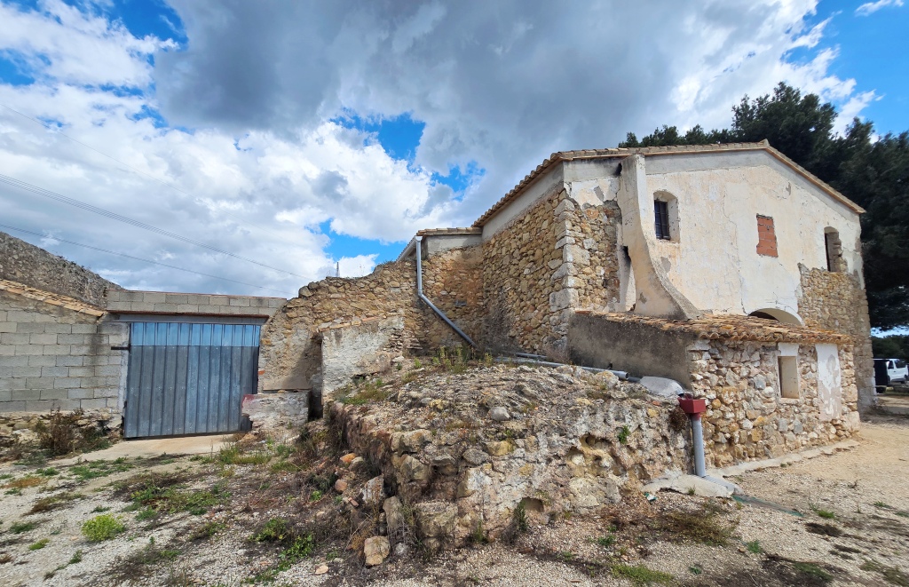 SE VENDE ESPACIOSA FINCA RUSTICA CON AMPLIO TERRENO cerca de todos los comunicaciones