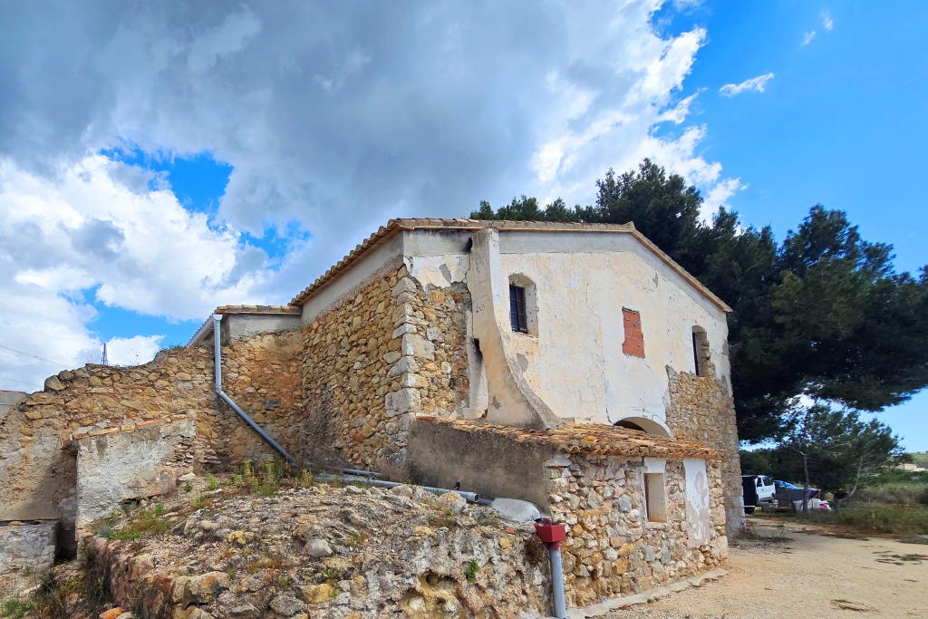 SE VENDE ESPACIOSA FINCA RUSTICA CON AMPLIO TERRENO cerca de todos los comunicaciones