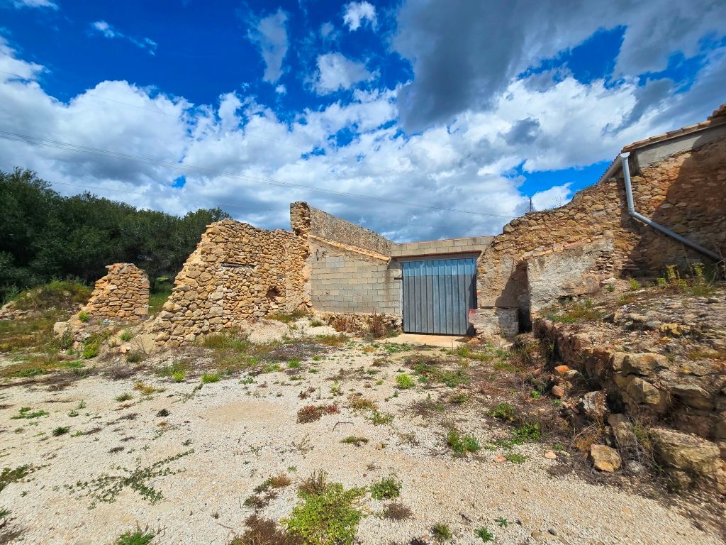 SE VENDE ESPACIOSA FINCA RUSTICA CON AMPLIO TERRENO cerca de todos los comunicaciones