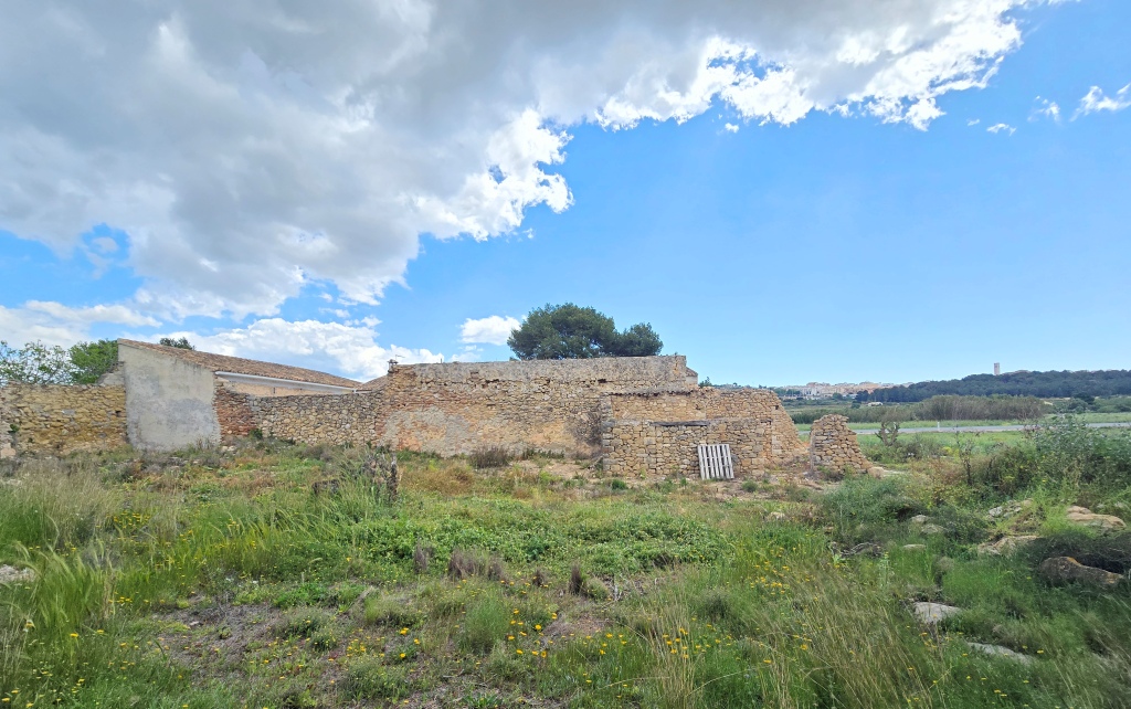 SE VENDE ESPACIOSA FINCA RUSTICA CON AMPLIO TERRENO cerca de todos los comunicaciones