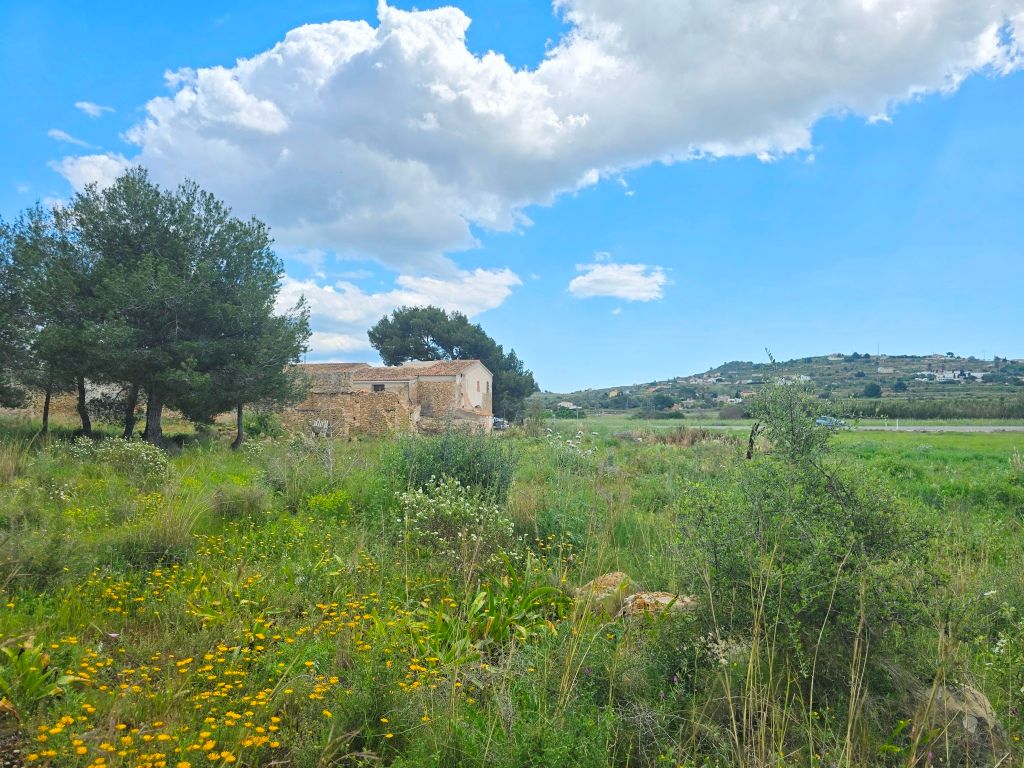 SE VENDE ESPACIOSA FINCA RUSTICA CON AMPLIO TERRENO cerca de todos los comunicaciones