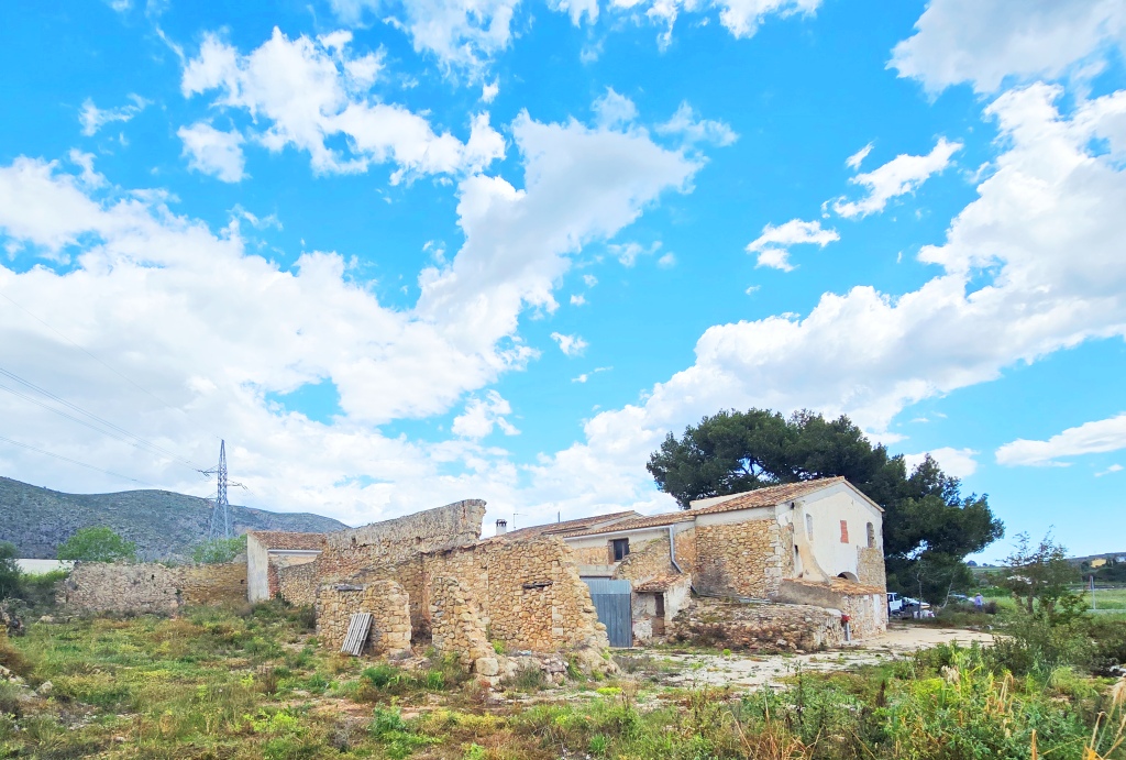 SE VENDE ESPACIOSA FINCA RUSTICA CON AMPLIO TERRENO cerca de todos los comunicaciones