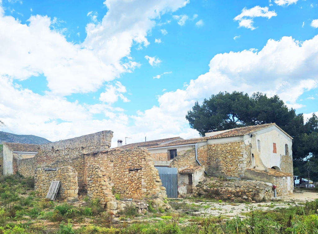 SE VENDE ESPACIOSA FINCA RUSTICA CON AMPLIO TERRENO cerca de todos los comunicaciones